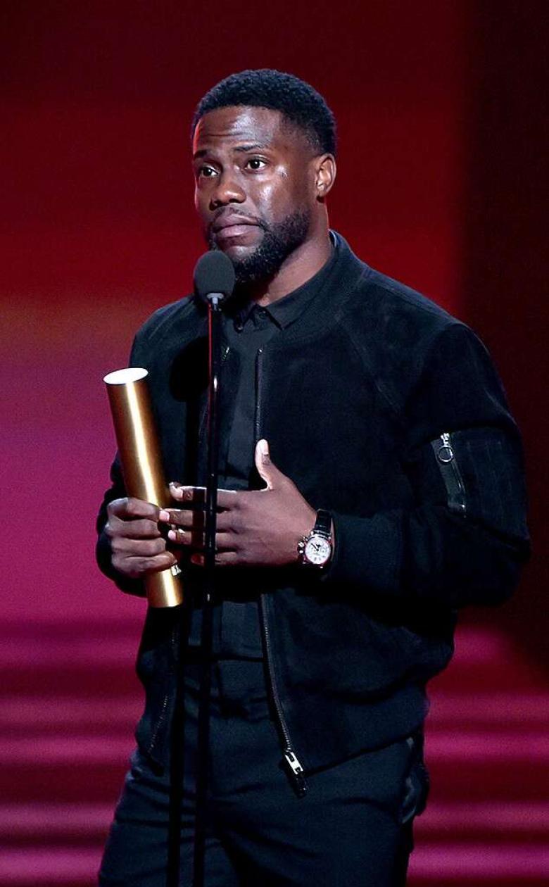 الظهور الاول لكفين هارت بحفل ال E People’s Choice Awards ET بالعربي